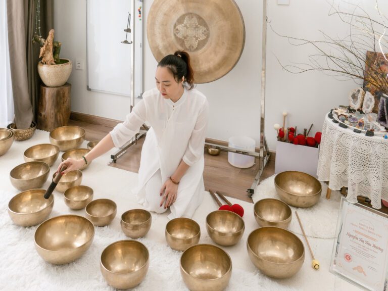 Người phụ nữ sử dụng bát âm thanh thiền định.