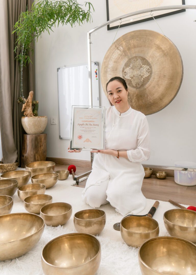 Người cầm chứng chỉ bên bát âm thanh