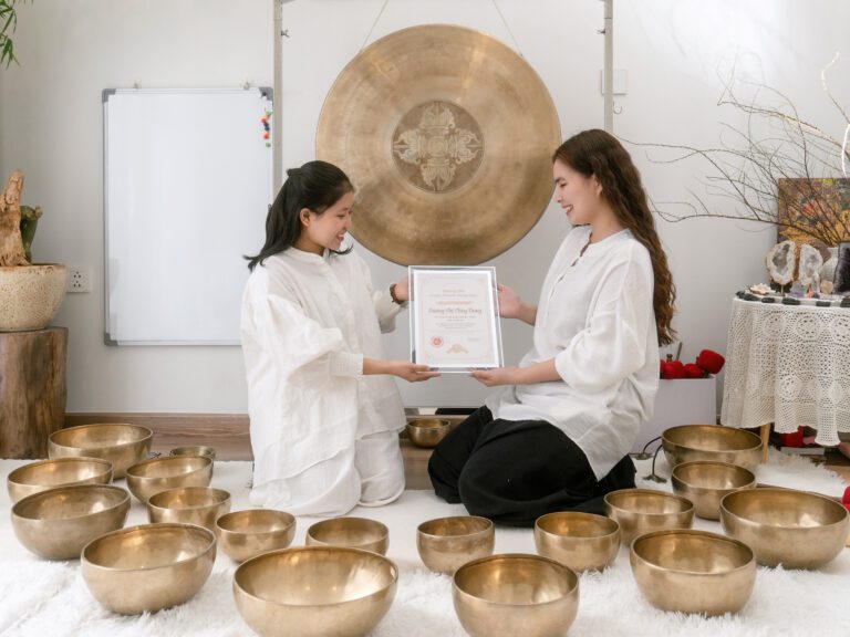 Hai người trao đổi chứng nhận với bát đồng lớn.