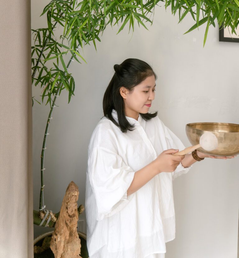 Người phụ nữ chơi chuông hát bên cây tre