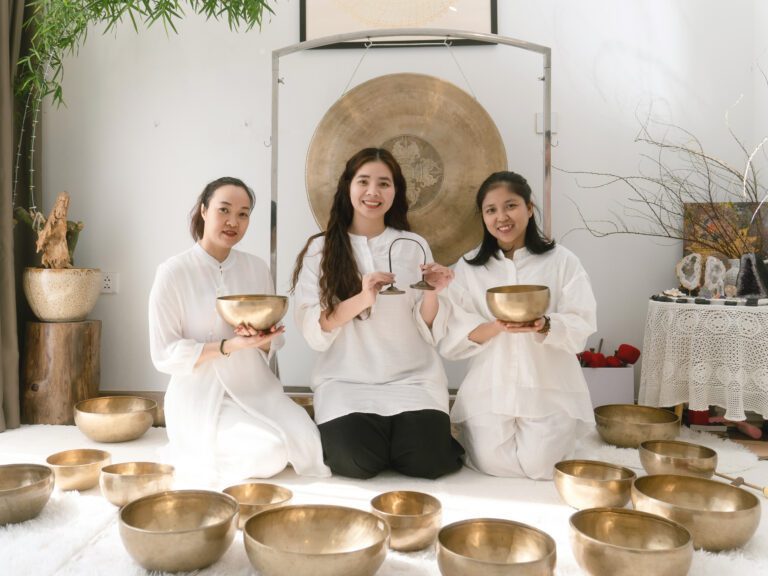 Ba chị em với bát đồng lớn trong phòng.