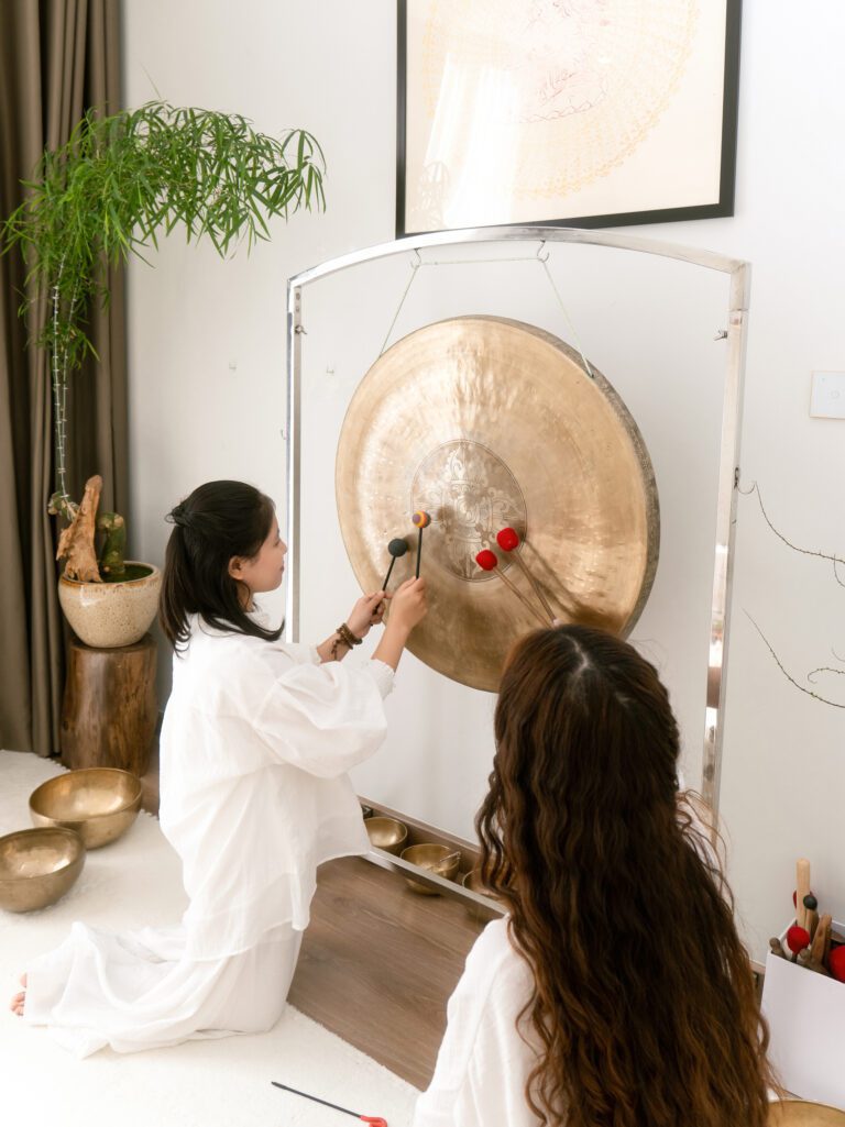 Người phụ nữ chơi chiêng trong phòng nghệ thuật.