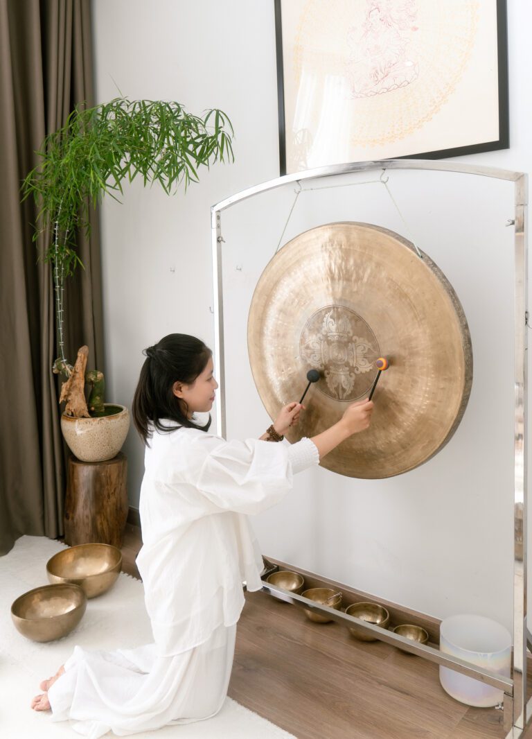 Người gõ cồng lớn trong phòng thư giãn