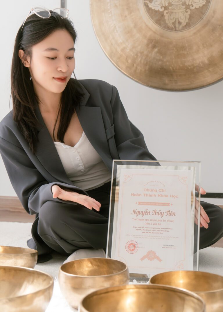 Người phụ nữ nhận chứng chỉ và bát đồng thau