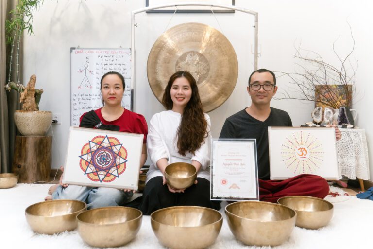 Trị liệu âm thanh với chuông và giấy vẽ