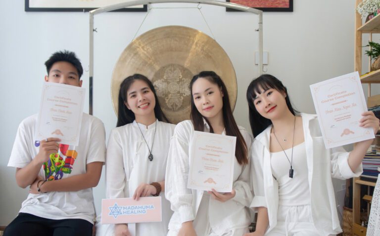 Lễ Trao Bằng Lớp Học Chuông Xoay Himalaya 04/08/2024 29 Nhóm người cầm chứng chỉ hoàn thành khóa học.