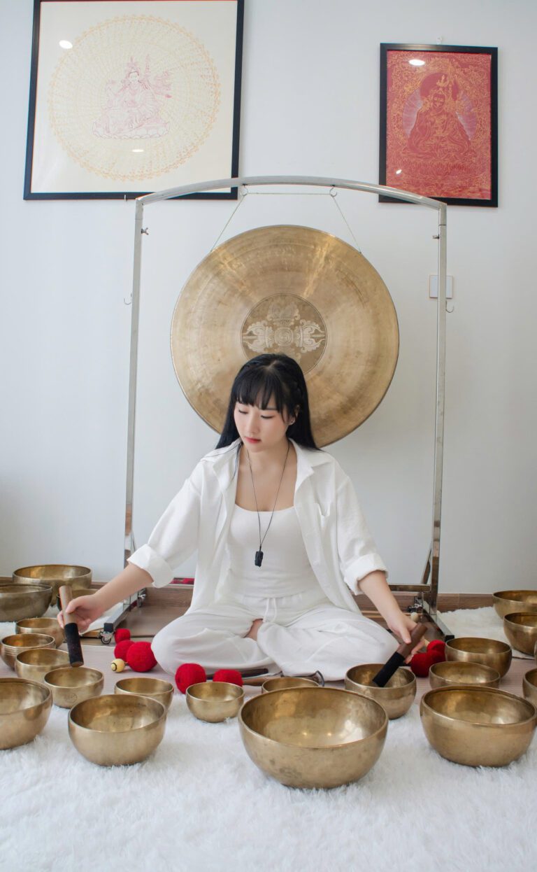 Lễ Trao Bằng Lớp Học Chuông Xoay Himalaya 04/08/2024 26 Người chơi bát âm trên thảm trắng