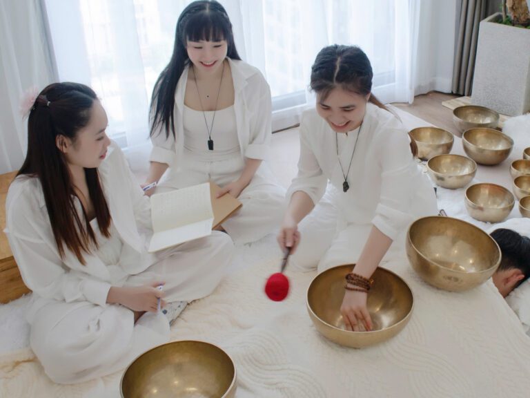 Lễ Trao Bằng Lớp Học Chuông Xoay Himalaya 04/08/2024 14 Ba phụ nữ thực hành âm thanh trị liệu với cồng.