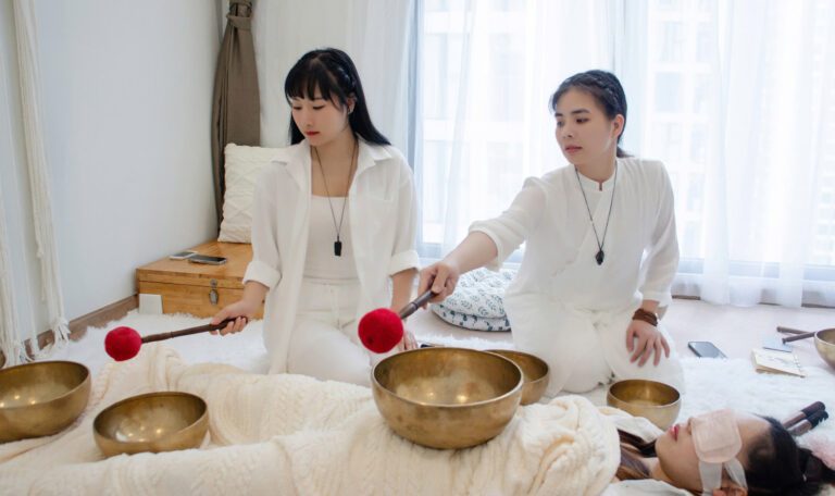 Lễ Trao Bằng Lớp Học Chuông Xoay Himalaya 04/08/2024 13 Trị liệu âm thanh với bát hát Tây Tạng.