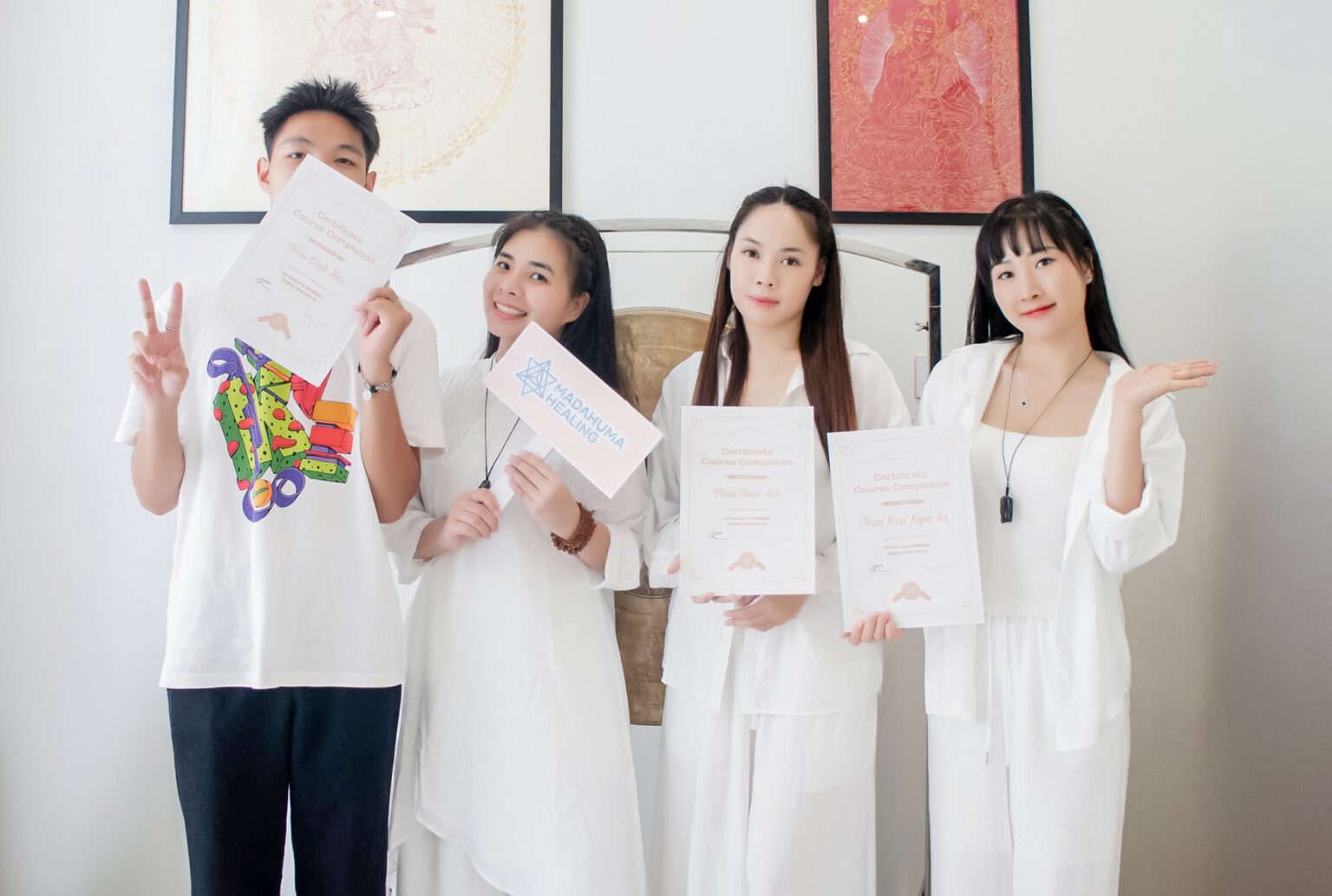 Nhóm người mặc đồ trắng cầm chứng chỉ