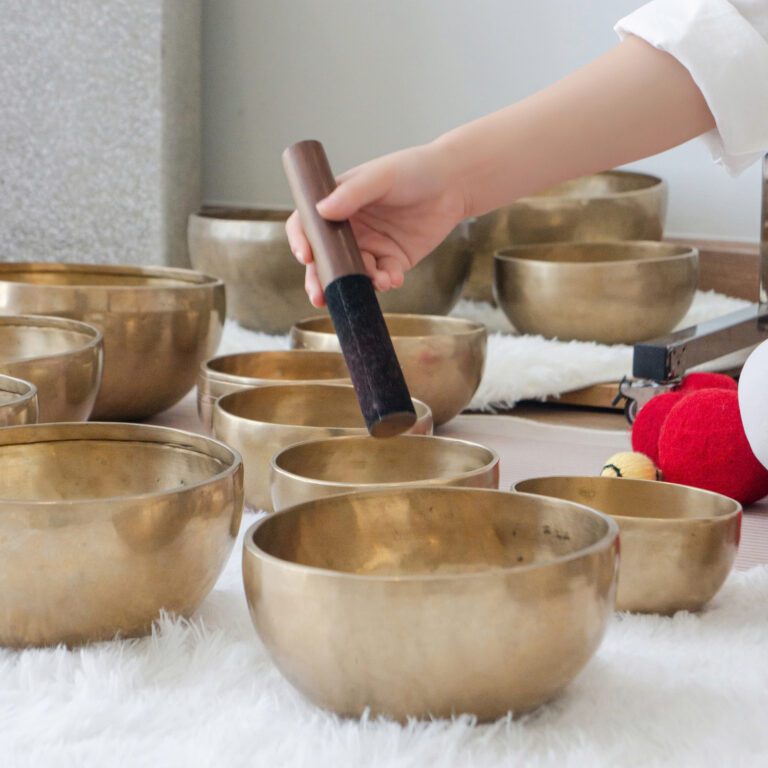 Lễ Trao Bằng Lớp Học Chuông Xoay Himalaya 04/08/2024 10 Bộ chuông Tây Tạng trên thảm trắng