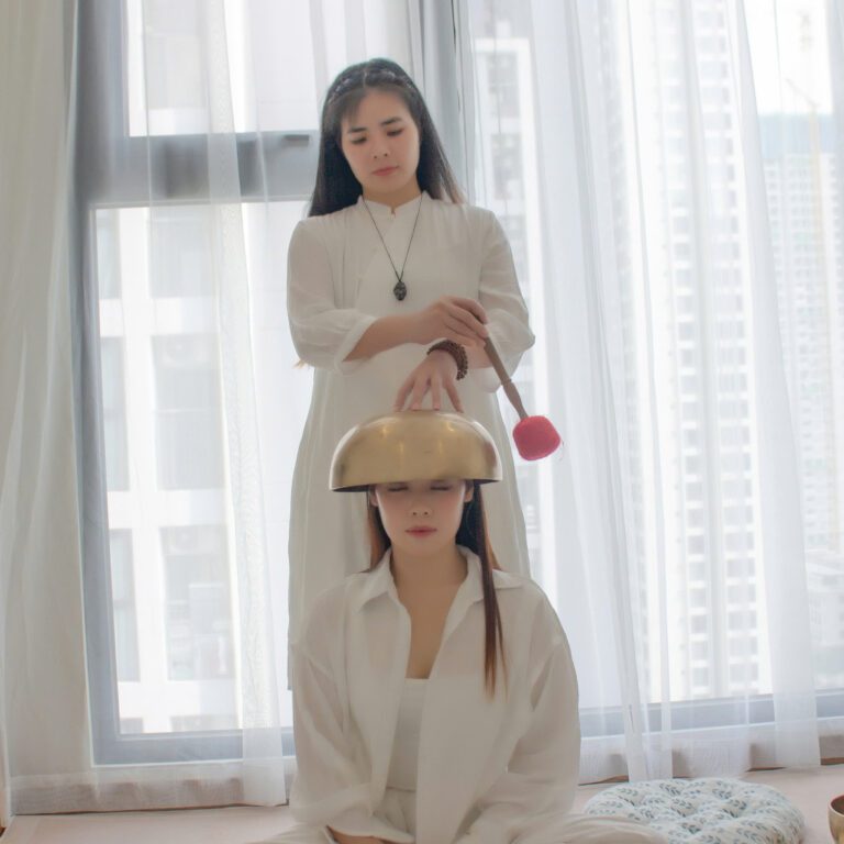 Lễ Trao Bằng Lớp Học Chuông Xoay Himalaya 04/08/2024 8 Trị liệu âm thanh với bát đồng thiền