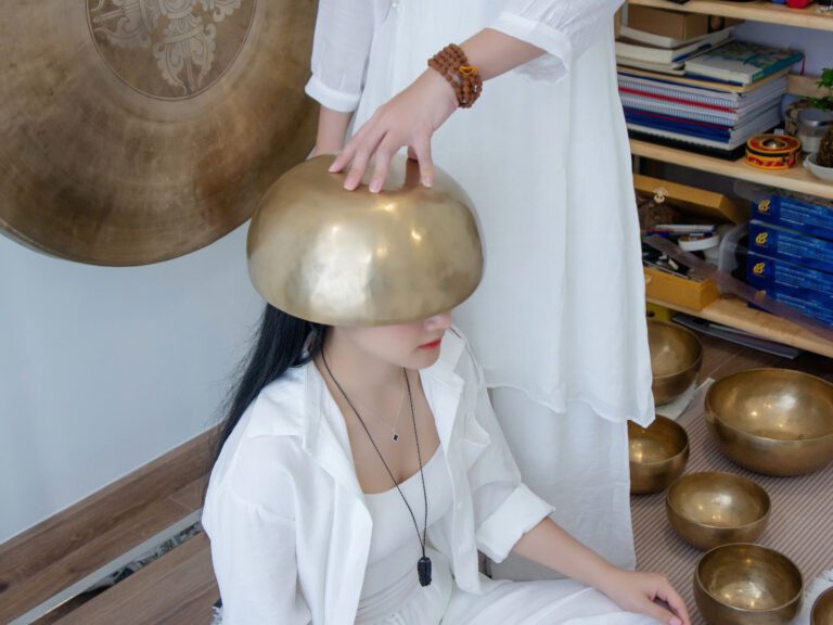 Lễ Trao Bằng Lớp Học Chuông Xoay Himalaya 04/08/2024 7 Liệu pháp âm thanh với bát đồng.