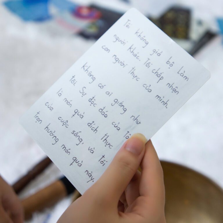 Lễ Trao Bằng Lớp Học Chuông Xoay Himalaya 04/08/2024 2 Người cầm thẻ bài, nội dung triết lý sống.