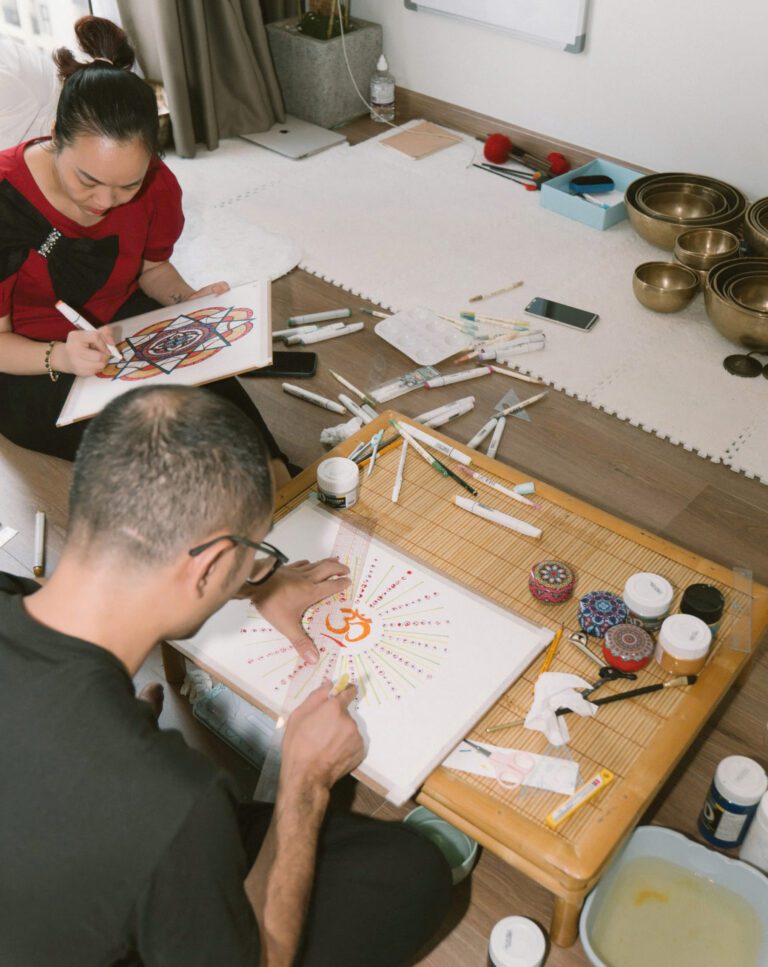 Bên Trong 1 Lớp Học Chuông Tại Madahuma Healing 14 Người đàn ông và phụ nữ vẽ tranh mandala