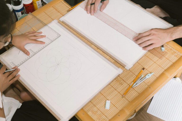 Bên Trong 1 Lớp Học Chuông Tại Madahuma Healing 1 Hai người vẽ bản phác thảo trên giấy trắng.