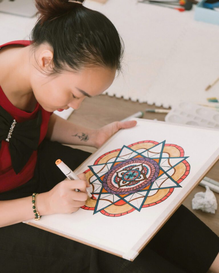 Bên Trong 1 Lớp Học Chuông Tại Madahuma Healing 13 Người phụ nữ vẽ tranh mandala trên giấy