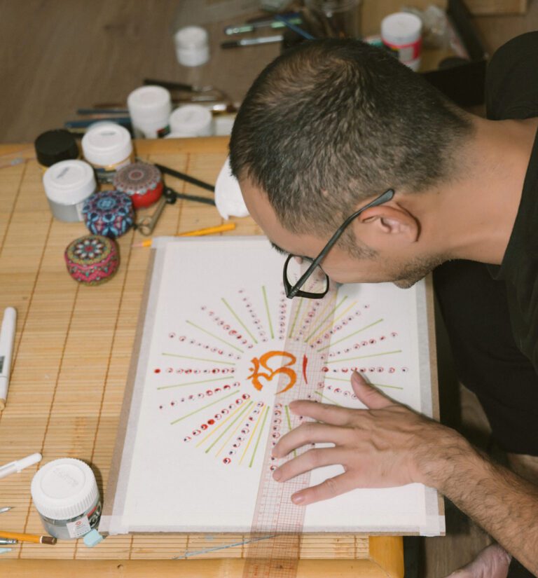 Bên Trong 1 Lớp Học Chuông Tại Madahuma Healing 9 Người đàn ông vẽ tranh nghệ thuật trên giấy.