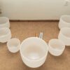 Bộ 7 Chuông Thạch Anh 8-14” Màu Trắng Mờ (White Frosted) với tùi màu be chụp trong nhà