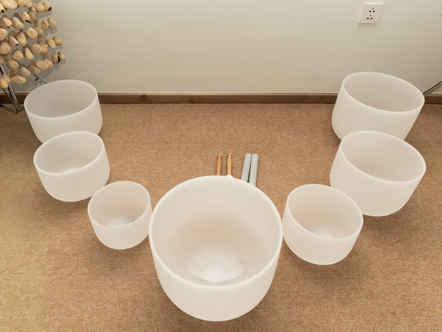 Bộ 7 Chuông Thạch Anh 8-14” Màu Trắng Mờ (White Frosted) với tùi màu be chụp trong nhà