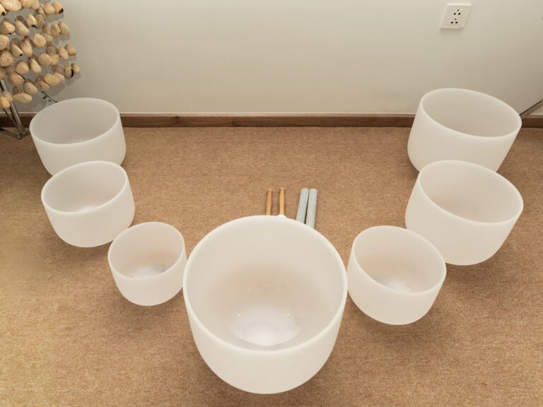 Bộ 7 Chuông Thạch Anh 8-14” Màu Trắng Mờ (White Frosted) với tùi màu be chụp trong nhà