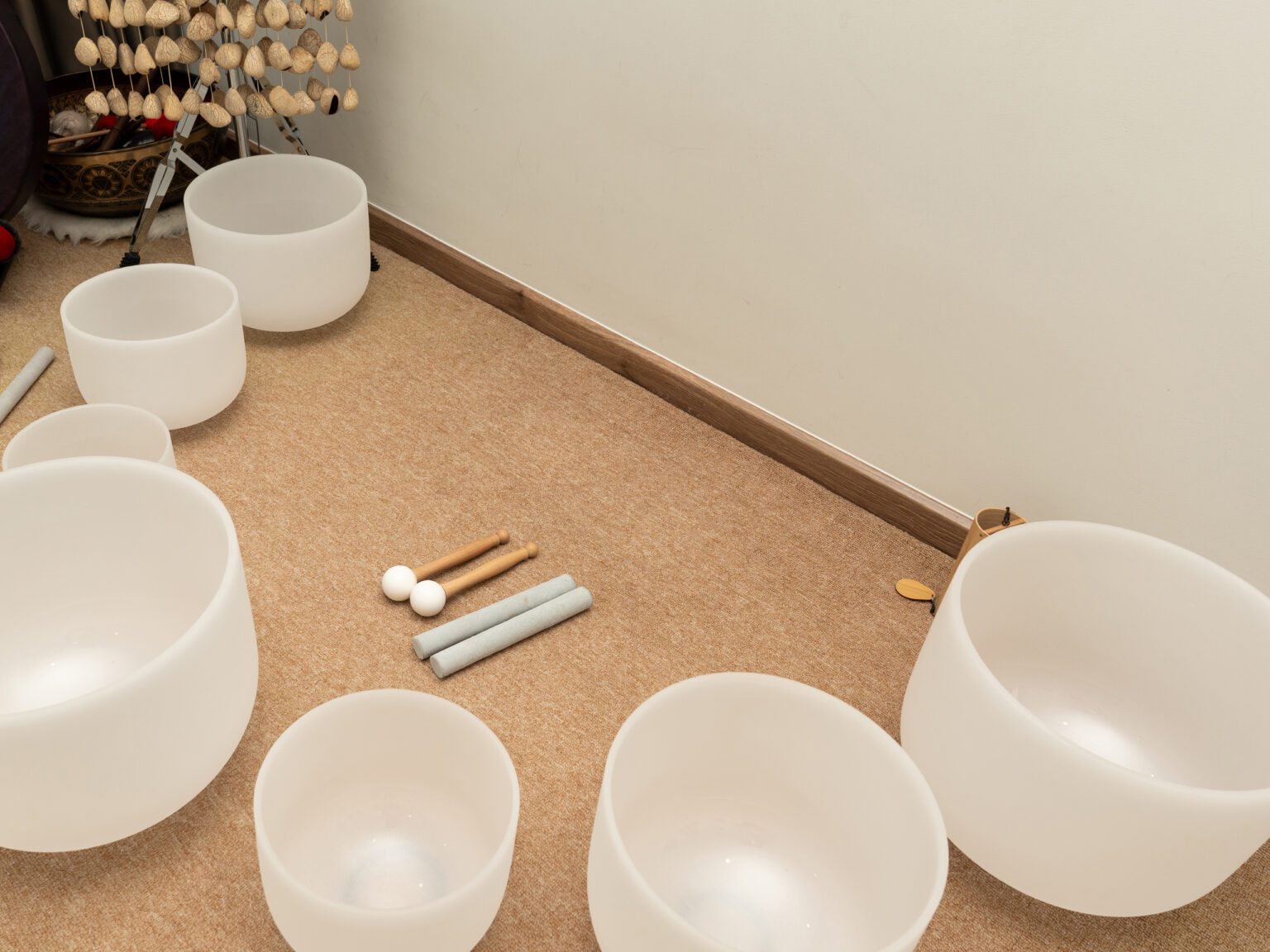 Bộ 7 Chuông Thạch Anh 8-14” Màu Trắng Mờ (White Frosted) với tùi màu be chụp trong nhà