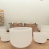 Bộ 7 Chuông Thạch Anh 8-14” Màu Trắng Mờ (White Frosted) với tùi màu be chụp trong nhà