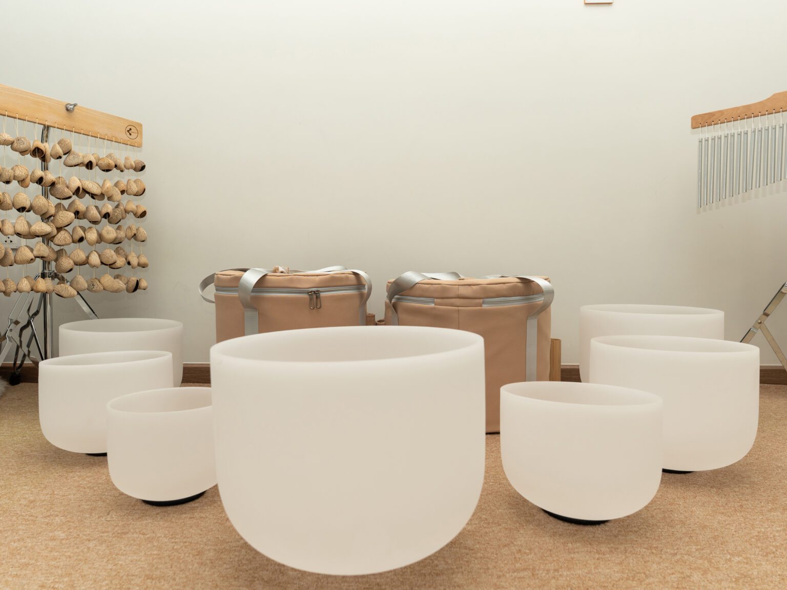 Bộ 7 Chuông Thạch Anh 8-14” Màu Trắng Mờ (White Frosted) với tùi màu be chụp trong nhà