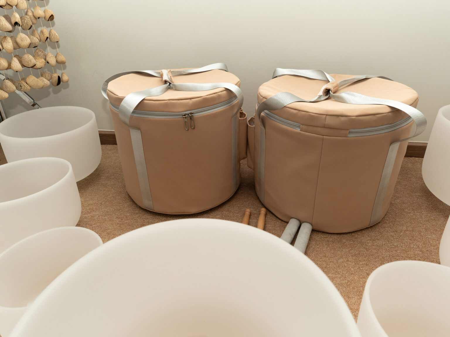 Bộ 7 Chuông Thạch Anh 8-14” Màu Trắng Mờ (White Frosted) với tùi màu be chụp trong nhà