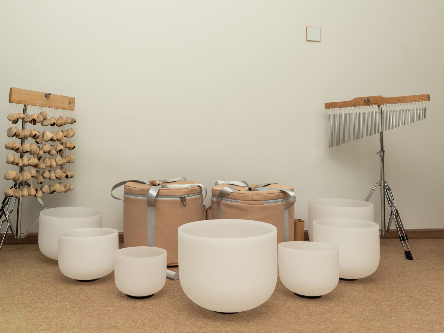 Bộ 7 Chuông Thạch Anh 8-14” Màu Trắng Mờ (White Frosted) với tùi màu be chụp trong nhà với trống shaman