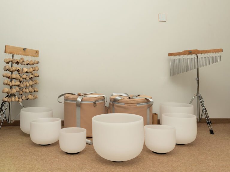 Bộ 7 Chuông Thạch Anh 8-14” Màu Trắng Mờ (White Frosted) với tùi màu be chụp trong nhà với trống shaman