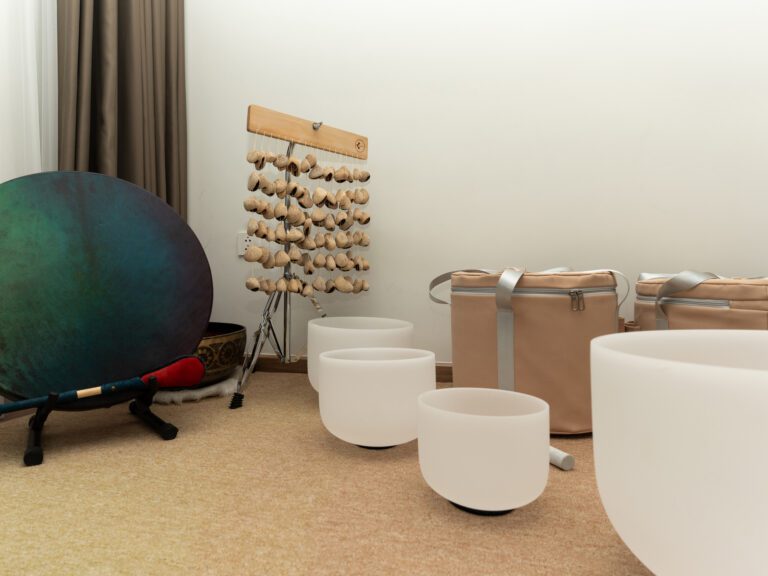 Bộ 7 Chuông Thạch Anh 8-14” Màu Trắng Mờ (White Frosted) với tùi màu be chụp trong nhà với trống shaman