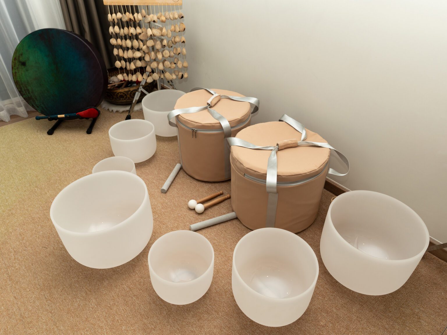 Bộ 7 Chuông Thạch Anh 8-14” Màu Trắng Mờ (White Frosted) với tùi màu be chụp trong nhà với trống shaman