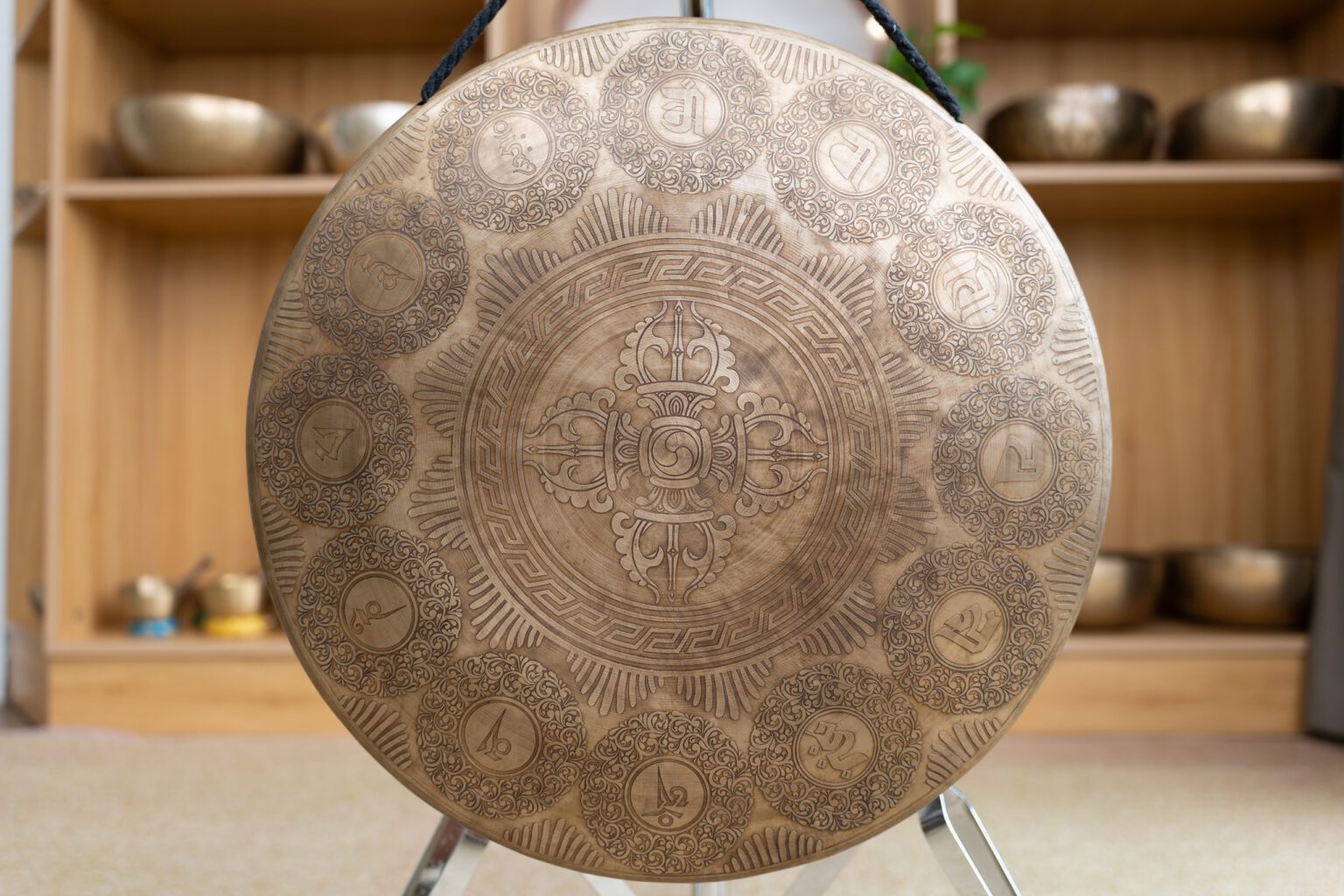 Gong Nepal Cầm Tay Khắc Chùy Kim Cương & Mantra – C3 | Ø 40cm | 1.8kg