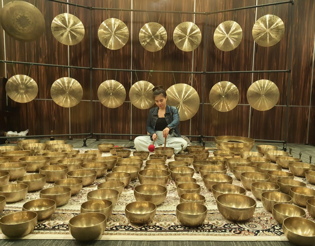 Người chơi chuông và cồng chiêng trong phòng.