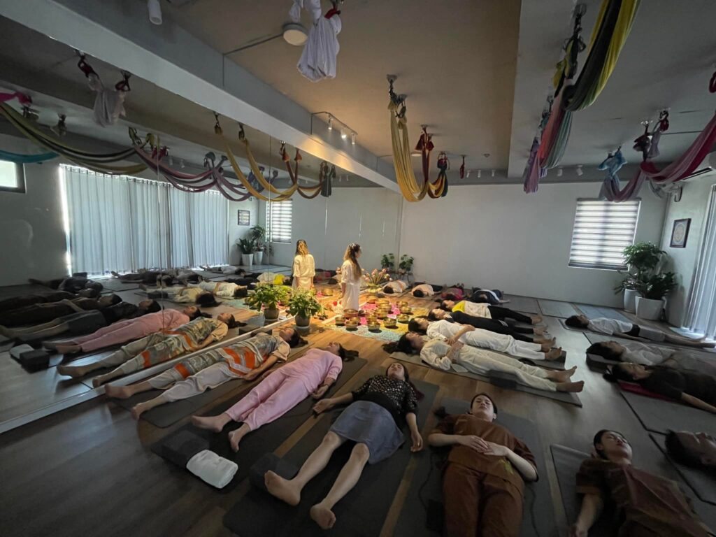 Lớp học yoga thư giãn với ánh sáng nhẹ nhàng