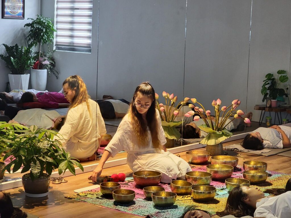 Thiền với chuông xoay Tây Tạng trong phòng gương.