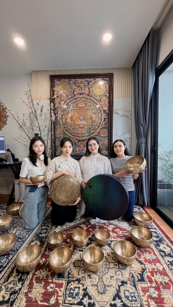 Nhóm người cầm chuông Tây Tạng trong phòng khách.