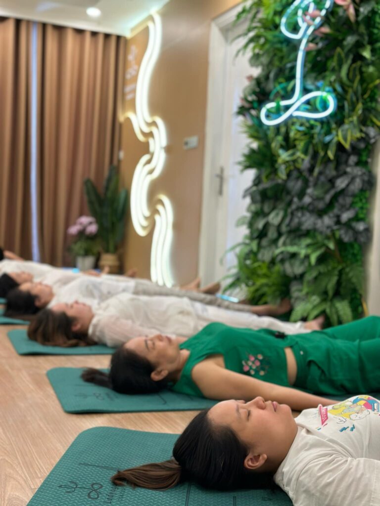 Bài tập thư giãn tại lớp học yoga.