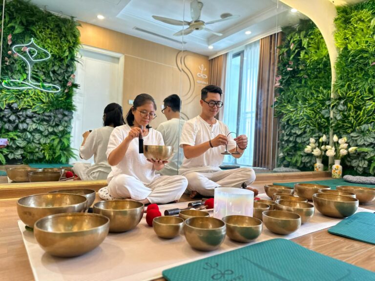 Thiền với bát đồng và không gian xanh