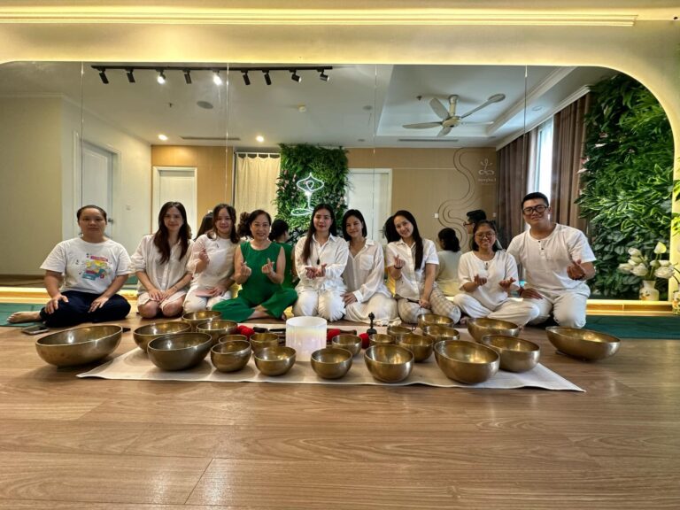 Nhóm người ngồi cùng bộ chuông thiền trong phòng.