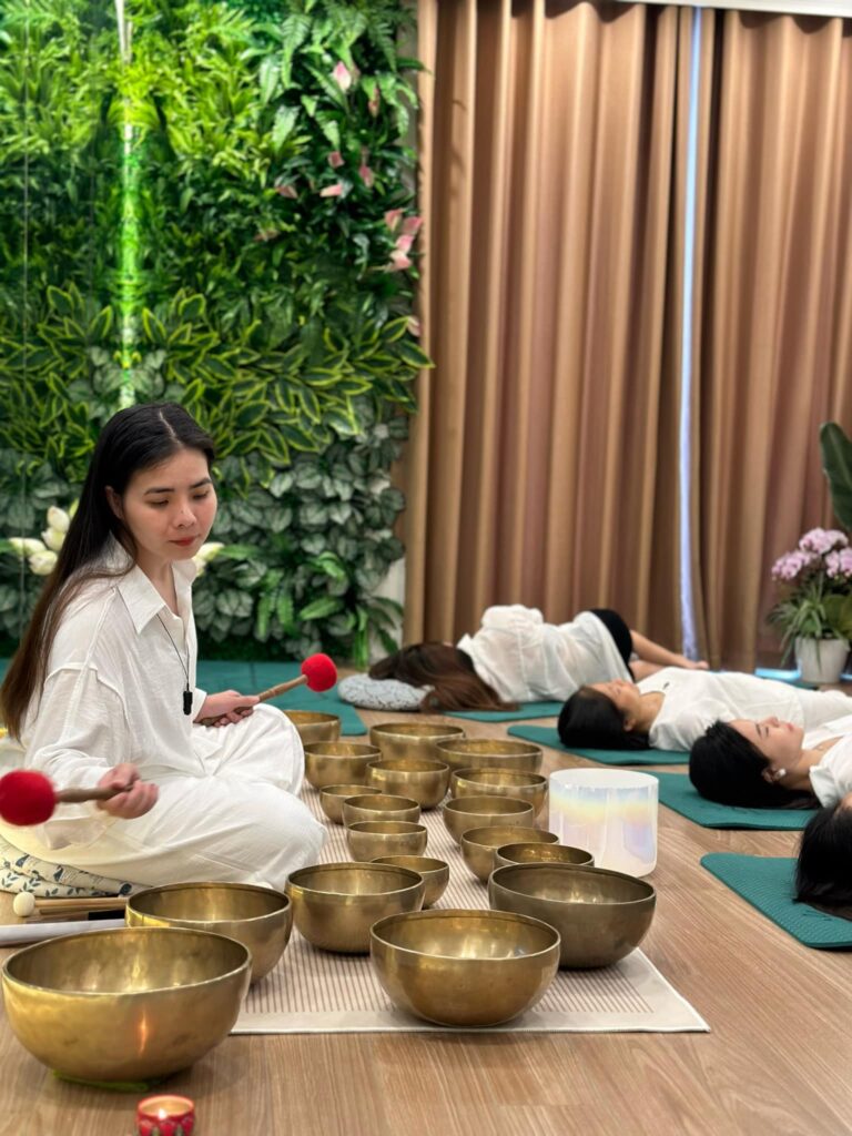 Thiền âm thanh với bát đồng và người tham gia.