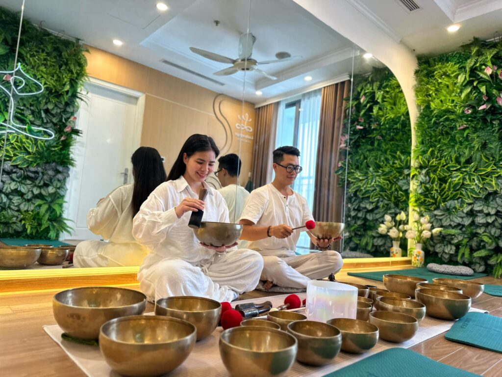 Trị liệu âm thanh với bát Tây Tạng.