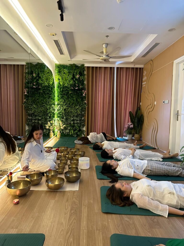 Trải nghiệm âm thanh trị liệu thư giãn tại spa.