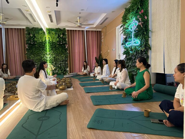 Nhóm người tham gia buổi thiền yoga nội thất thiên nhiên.