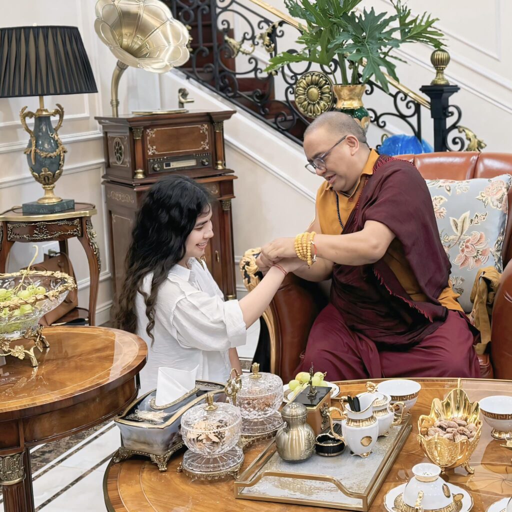 Bữa trà trong phòng khách sang trọng, ấm cúng.