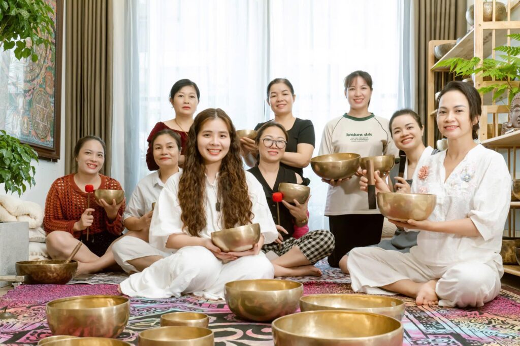 Nhóm phụ nữ tham gia buổi thiền với bát âm