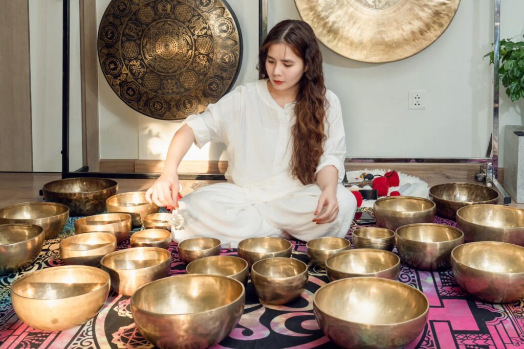 Người phụ nữ chơi bát âm thanh Tây Tạng.