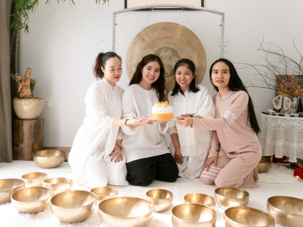 Bốn phụ nữ tổ chức lễ kỷ niệm với bánh kem.