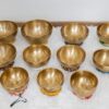DSC06800 Bát Tây Tạng làm bằng đồng thau trên nền thảm.